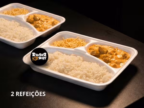 Duas marmitas com estrogonofe de frango, arroz branco e batata palha da Radar Noff
